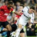 Patrice Evra dan Michael Carrick Menghadang Pergerakan Mesut Ozil