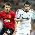 Michael Carrick Berebut Bola dengan Angel Di Maria