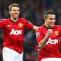 Robin van Persie Merayakan Keberhasilannya Mencetak Gol