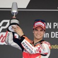 Dani Pedrosa bersama Trofi Kemenangannya