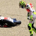 Andrea Iannone Terjatuh ke Pinggir Lintasan