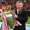 Alex Ferguson Berfoto dengan Trofi Kemenangan Manchester United