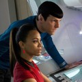 Zachary Quinto dan Zoe Saldana di Film 'Star Trek Into Darkness'