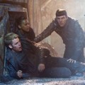 Kapten Kirk, Spock dan Uhura Berlindung dari Serangan Musuh
