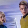 Alice Eve dan Chris Pine di Film 'Star Trek Into Darkness'