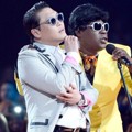 PSY dan Tracy Morgan di Billboard Music Awards 2013 PSY dan Tracy Morgan di Billboard Music Awards 2013