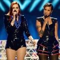 Aksi Icona Pop di Panggung Billboard Music Awards 2013