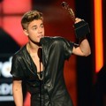 Justin Bieber Raih Piala Top Male Artist