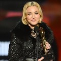 Madonna Raih Piala Top Touring Artist