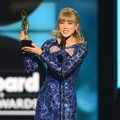 Taylor Swift Taih Piala Top Artist