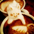 Karya Seni Busa Latte 3D Bentuk Kelinci Mengejar Wortel