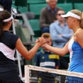 Caroline Wozniacki Bersalaman dengan Laura Robson
