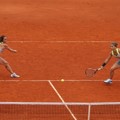 Sara Errani/Roberta Vinci Berusaha Kembalikan Serangan Ekaterina Makarova/Elena Vesnina