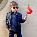 Alonso Mateo Bergaya dengan Membawa Bendera