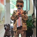 Alonso Mateo Melakukan Selca di Depan Cermin