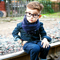 Alonso Mateo Bergaya Geek Berpose di Rel Kereta