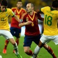 Andres Iniesta Dijatuhkan Pemain Brazil, Paulinho