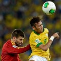 Duel Udara antara Gerard Pique dan Neymar