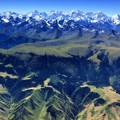 Jajaran  Pegunungan Tianshan di Xinjiang, China