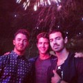 Jonas Brothers Berfoto Saat Pesta Kembang Api