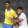 Gedion Zelalem Berebut Bola dengan Immanuel Wanggai