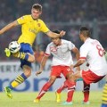 Aaron Ramsey Dikepung oleh Rizky Pellu dan Raphael Maitimo