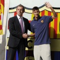 Neymar Bersalaman dengan Presiden Klub Barcelona, Sandro Rosell