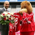 Pep Guardiola Disambut Maskot Tim Bayern Munchen