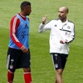 Pep Guardiola dan Jerome Boateng Berbincang Saat Latihan