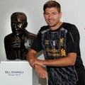 Steven Gerrard Berfoto Bersama Patung Bill Shankly