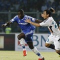 Hamka Hamzah Menahan Pergerakan Demba Ba