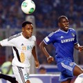 Victor Igbonefo Berebut Bola dengan Demba Ba