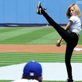 Sunny Lakukan Lemparan Pertama Sebelum Pertandingan LA Dodgers vs Cincinnati Reds