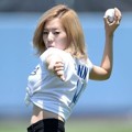 Aksi Sunny Girls' Generation Lakukan Lemparan Pertama