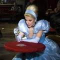 Cinderella Sang Pencandu Alkohol di Bar yang Suram