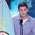 Logan Lerman Menangi Choice Movie Actor: Drama