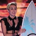 Miley Cyrus Raih Choice TV: Female Scene Stealer