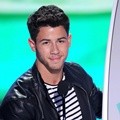 Nick Jonas Raih Acuvue Inspire Award