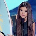 Selena Gomez Menangi Choice Break-Up Song