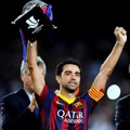 Xavi Hernandez Terima Piala Kemenangan