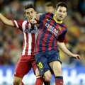 David Villa Berebut Bola dengan Lionel Messi