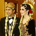 Resepsi Pernikahan Arumi Bachsin dan Emil Dardak Menggunakan Adat Jawa