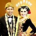 Arumi Bachsin dan Emil Dardak Menggunakan Pakaian Adat Jawa