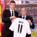 Gareth Bale Pamer Seragam Barunya Bersama Presiden Real Madrid Florentino Perez
