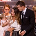 Gareth Bale Ditemani Kekasih dan Anaknya