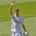 Gareth Bale Menyapa Fans yang Hadir di Stadion Santiago Barnabeu