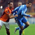 Cristiano Ronaldo Dihalangi Oleh Pemain Galatasaray Alber Rivera
