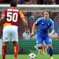 Luka Modric Dihadang oleh Engin Baytar