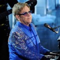 Elton John Tampil di Emmy Awards 2013