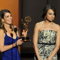 Tina Fey dan Tracey Wigfield Raih Piala Outstanding Writing in a Comedy